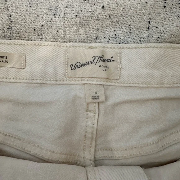 Universal thread Jean shorts - Picture 2 of 4